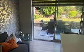 Home In Wirral - Peaceful Contemporary Gem.